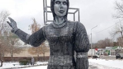 Стала известна судьба пугающего памятника Алёнке в России
