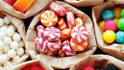Ученые рассказали, какое количество конфет может убить (Видео)