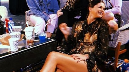Селена Гомес засветила стройные ноги на модном показе Coach
