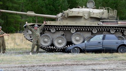 Танк оккупационного войска раздавил автомобиль