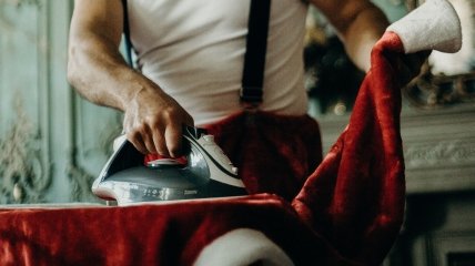 Грязный утюг при глажке может испортить одежду