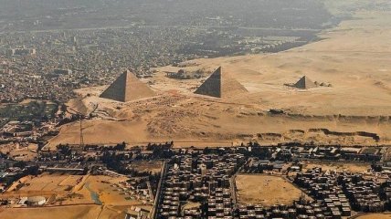 Хоккей на фоне египетских пирамид