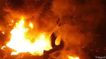Активисты на Грушевского зажгли покрышки