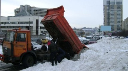 Возмущенные жители Киева избили коммунальщика из-за снега