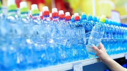 Безопасно ли пить воду из пластиковых бутылок: объяснение эксперта (Видео) 