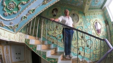 Пенсионер на протяжении 16 лет превращает свой подъезд в "Рундальский дворец" (Фото)