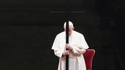 Папа Римський провів Хресну ходу без глядачів у Ватикані (Відео)