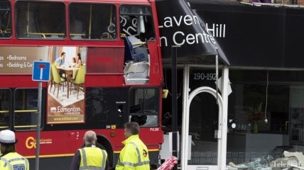 В Лондоне двухэтажный автобус протаранил магазин 