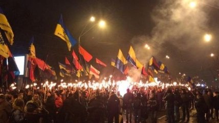 В центре Киева началось факельное шествие