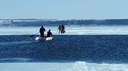 Двух рыбаков сняли с дрейфующей льдины в Запорожской области 