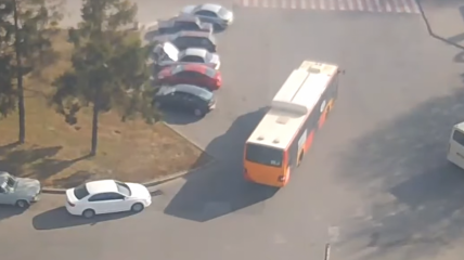 В Каменском автобус врезался в авто, которые стояли на парковке