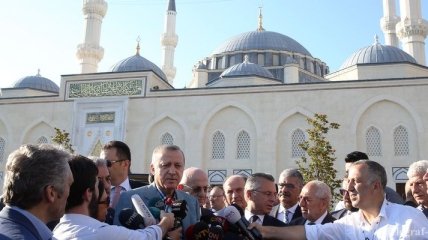 Эрдоган потерял сознание во время молитвы в мечети