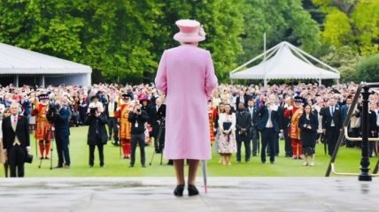 Монохромный розовый: королева Великобритании покорила публику на садовой вечеринке
