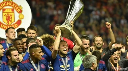 Как футболисты "Манчестер Юнайтед" праздновали победу в Лиге Европы (Видео)
