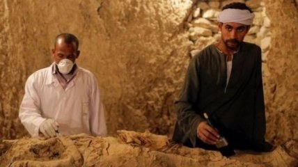 В Египте из гробницы достали мумию возрастом 3,5 тысячи лет 