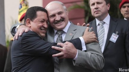 Лукашенко лично поедет попрощаться с Чавесом
