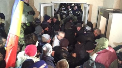 В Молдове митингующие штурмуют здание парламента