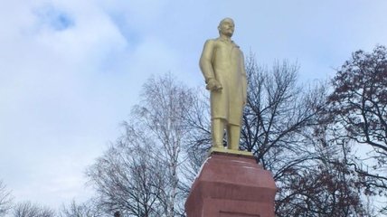 Памятник Ленину в Одесской области упал сам и раскололся 
