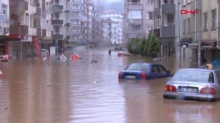 В курортной Турции - стихийное бедствие: людей вывозят на лодках (фото, видео)