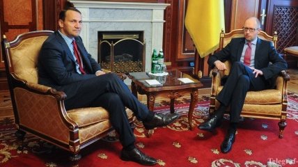 Яценюк обсудил с Сикорским ситуацию на Донбассе