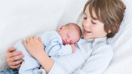 ВИДЕОпозитив: малыш спел колыбельную новорожденному брату
