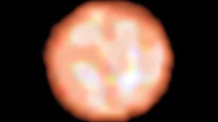 Работа четырех телескопов позволила получить снимок красной гигантской звезды