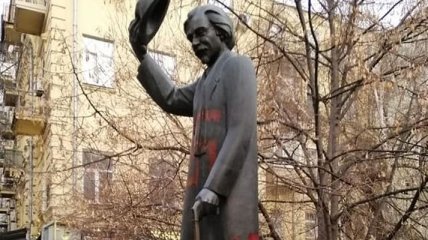 В Киеве вандалы расписали свастикой памятник еврейскому писателю