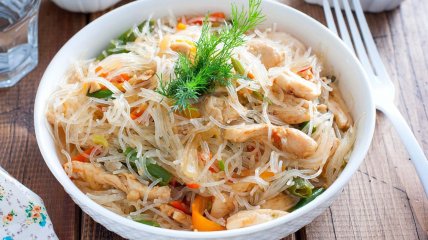 Фунчоза с курицей (видео)