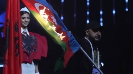 В Армении подожгли флаг Азербайджана