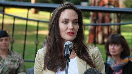 Светлый костюм и красная помада: Анджелина Джоли заметно похорошела