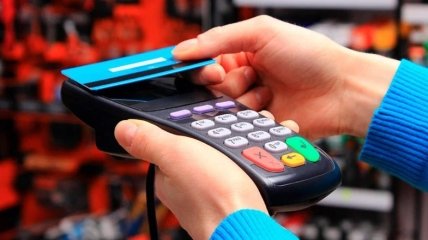 НБУ призвал владельцев АЗС принимать банковские карты