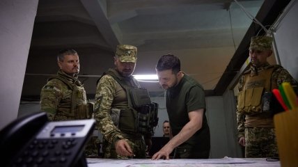 Зеленський під час відвідування військових на Донбасі