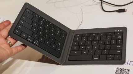 Microsoft презентовал клавиатуру, которую можно согнуть пополам