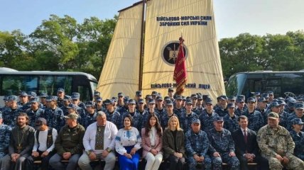 Віцеспікерка Олена Кондратюк разом із латвійськими благодійниками передала автобуси та гуманітарну допомогу ліцеїстам Одеського Військово-морського ліцею