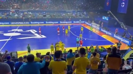 Українські вболівальники підтримують свою команду на матчі проти росіян
