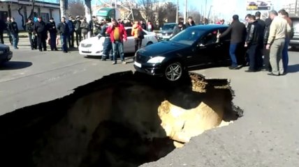 В Одессе на оживленном перекрестке провалился асфальт (Видео)