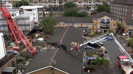 В Лондоне строительный кран рухнул на жилые дома: есть погибший и раненные 