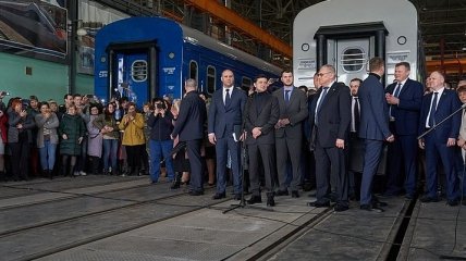 Зеленский распорядился: Государство закажет три дизель-поезда и 90 вагонов у КВСЗ