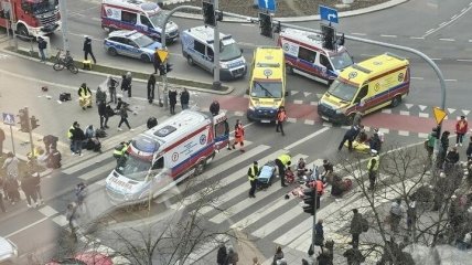 Поліція та швидка працюють на місці ДТП