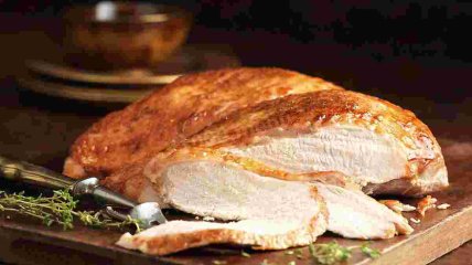 Запечене стегно індички у духовці (відео)