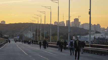 Люди пешком переходят мост после атаки РФ