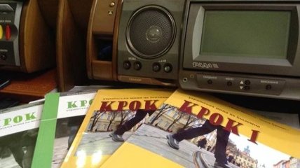 Иностранцам в правительстве подарили учебники по украинскому языку