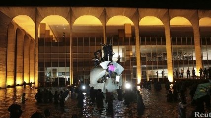 Группа протестующих попыталась взять штурмом здание МИД в Бразилии