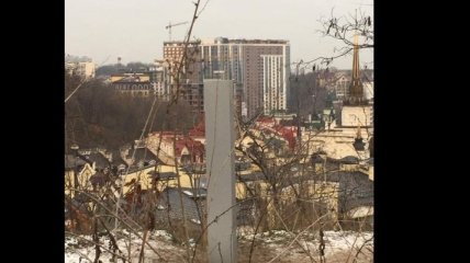"Срежут на металл. Мы в безопасности": сеть повеселило фото "таинственного" монолита в Киеве
