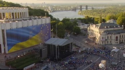 На Европейской площади проходит концерт в честь безвиза