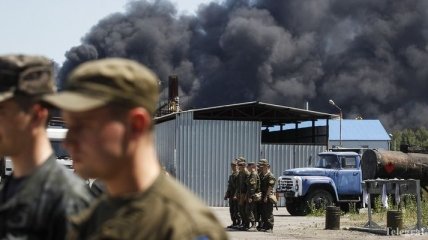 ГСЧС отозвала часть спасателей, которые тушили пожар на нефтебазе