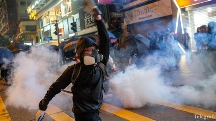 Канун Рождества в Гонконге отметили разгоном протестующих и слезоточивым газом 