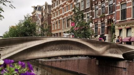 В Амстердаме установили стальной мост, полностью напечатанный на 3D-принтере (фото)
