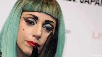 Леди Гага курит марихуану прямо на сцене