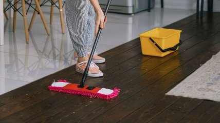 Какие средства следует использовать для эффективного мытья пола